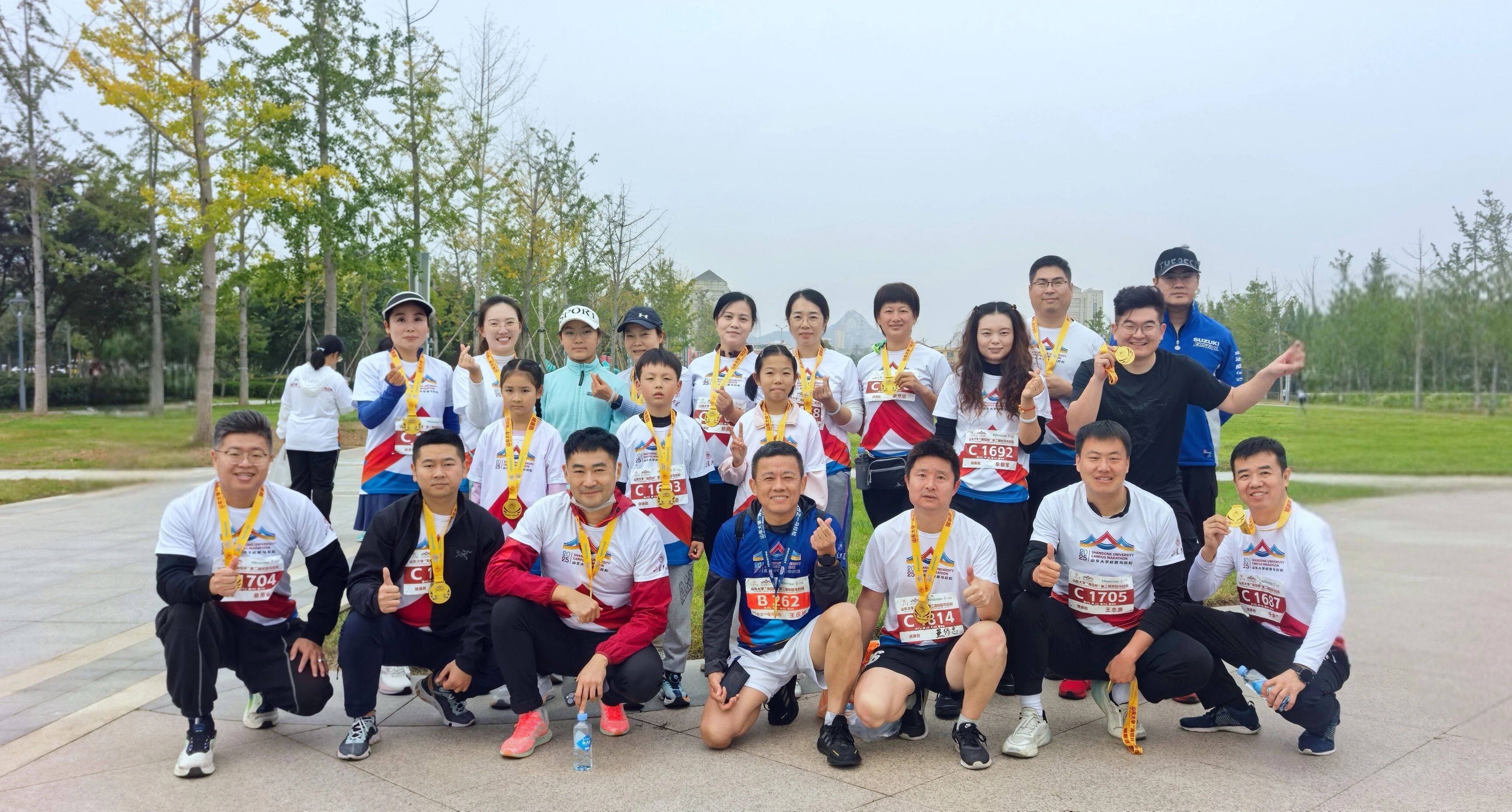 山大華天參加山東大學“海信杯”第二屆校園馬拉松合影